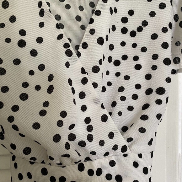 Black White Polka Dot Crop top Tie Back V Neck Medium Flutter Sleeve. NWT - Picture 4 of 9